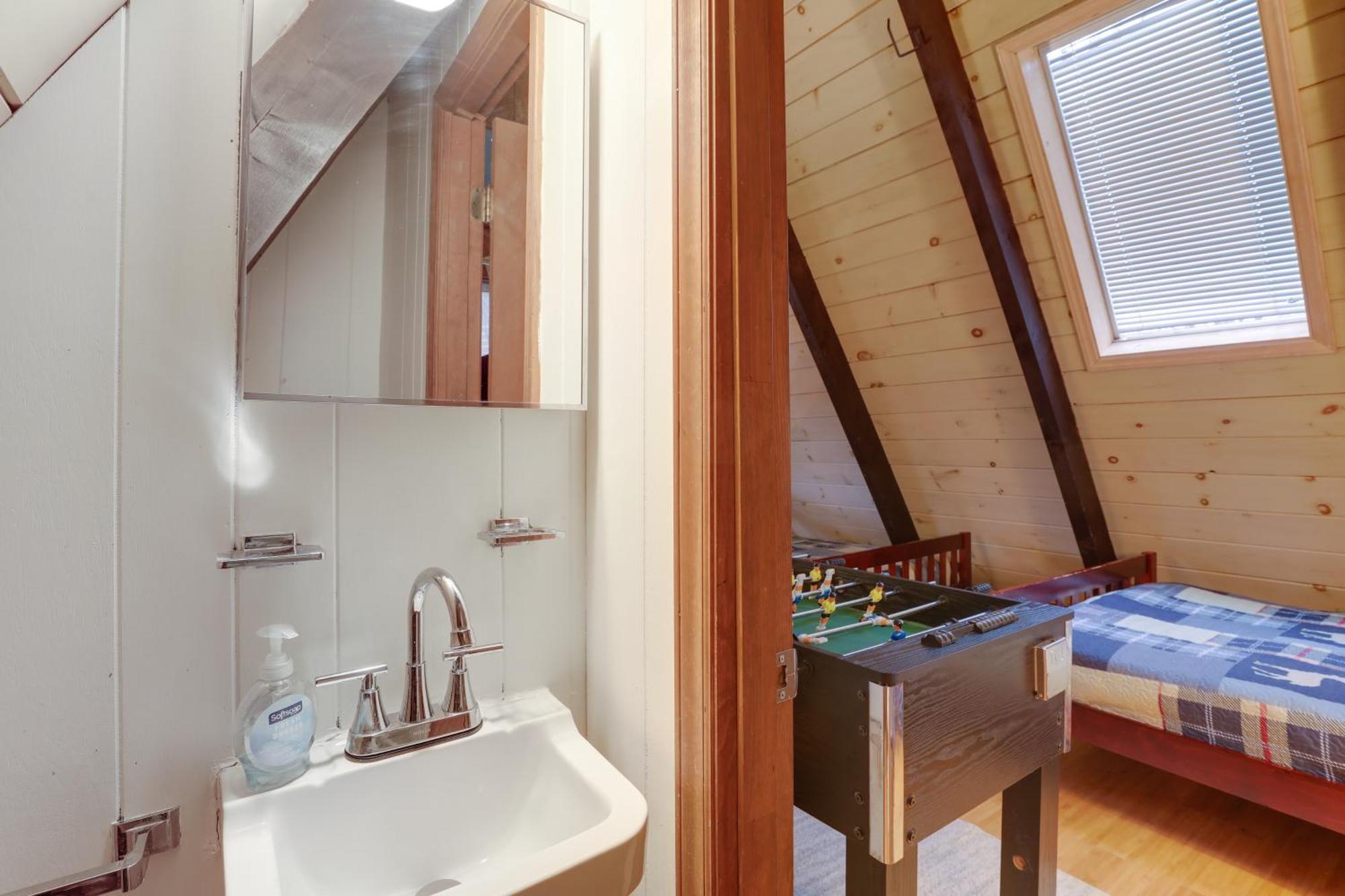 A-Frame Cabin With Hot Tub 1 Mi To Beech Mountain! Exterior photo